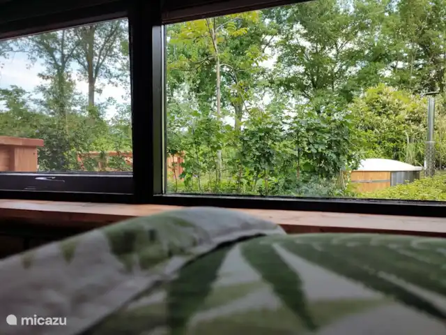 En zo kijkt de boven-slaper naar buiten. Heerlijk uitkijken over de tuin